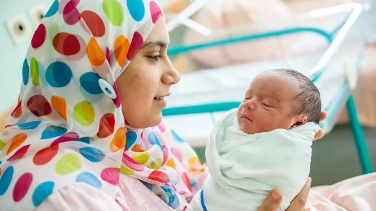 چاودێریی دایک و منداڵی ساوا: پاڵپشتییەک بۆ خێزانەکان